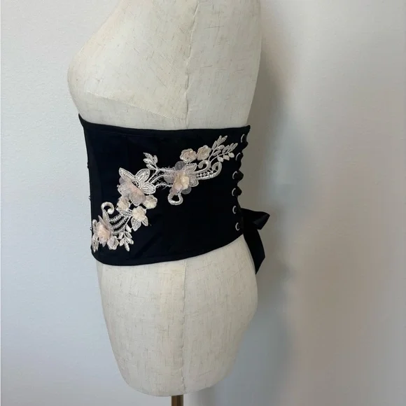 Chic Black Corset Belt with Floral Embroidery - Picture 2 of 5
